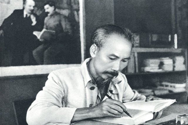 Cho chủ đề: "Hồ Chí Minh, lãnh tụ vĩ đại của nhân dân Việt Nam". Hãy viết thành đoạn văn thuyết minh