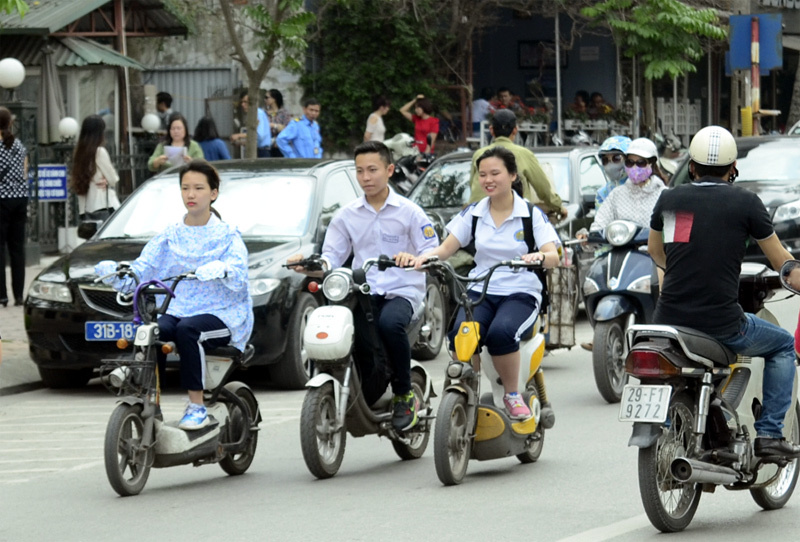 Viết một bài văn trình bày ý kiến của em về vấn đề đội mũ bảo hiểm khi tham gia giao thông bằng xe đạp điện và xe máy