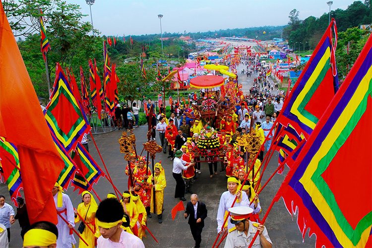 Hãy viết bài văn thuyết minh về lễ hội Đền Hùng