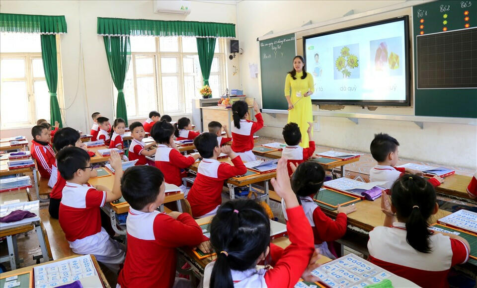 "Dựa trên kết quả phân tích những giá trị cốt lõi hiện có, nhà trường thu thập ý kiến của toàn thể cán bộ, giáo viên, nhân viên, học sinh trong trường, cùng thảo luận và xác định các giá trị quan trọng nhất mà nhà trường tương lai cần có" là nội dung của công việc nào?
