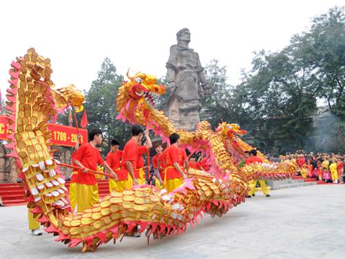 Viết một đoạn văn ngắn kể về một ngày hội mà em biết lớp 3 hay nhất